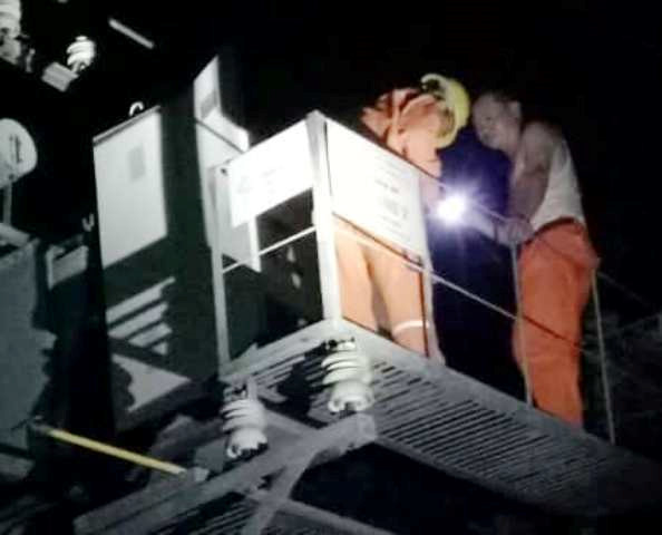 Lực lượng ngành Điện lực khắc phục sự cố trong đêm tại khu vực Tân Long, phường Hàm Rồng (TP.Thanh Hóa) Lực lượng ngành Điện lực khắc phục sự cố trong đêm tại khu vực Tân Long, phường Hàm Rồng (TP.Thanh Hóa)