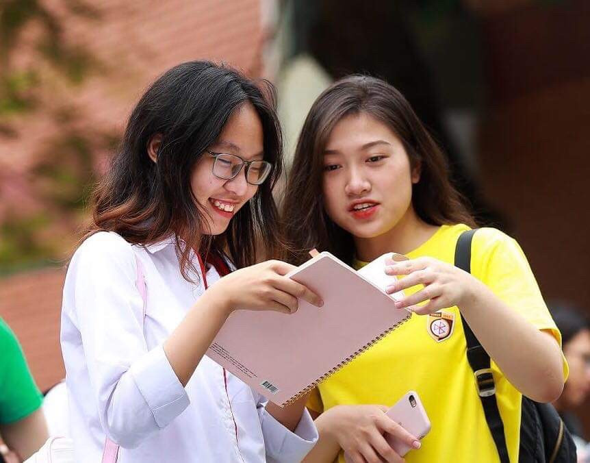 các sĩ tử vui vẻ sau kỳ thi