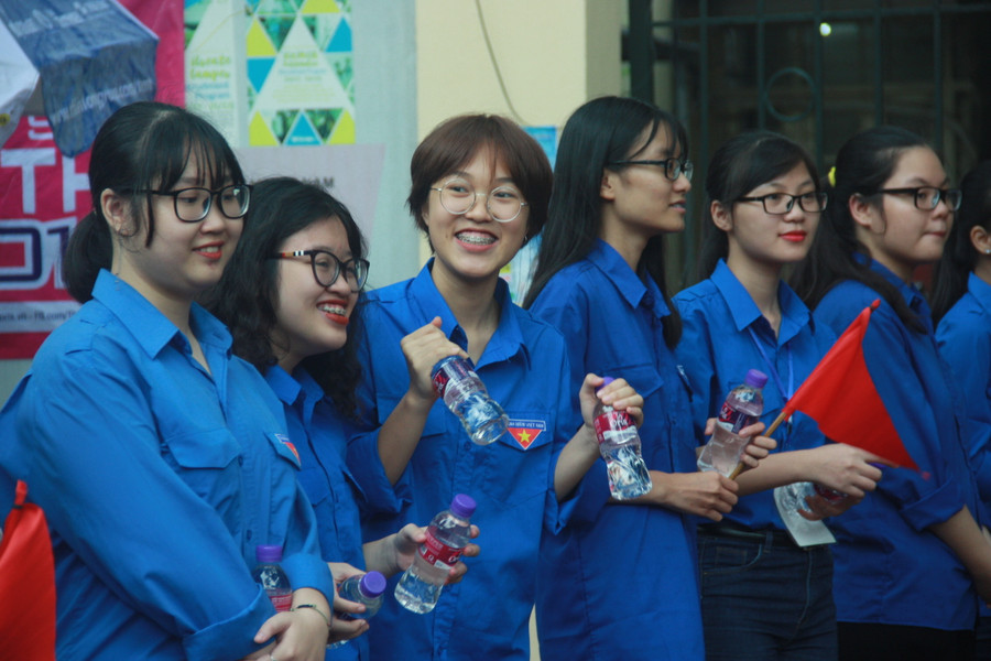 Ngoài cổng trường thi luôn là đội ngũ thanh niên tình nguyện đón thí sinh với nụ cười tươi tắn; sẵn sàng hỗ trợ thí sinh trong kỳ thi này.