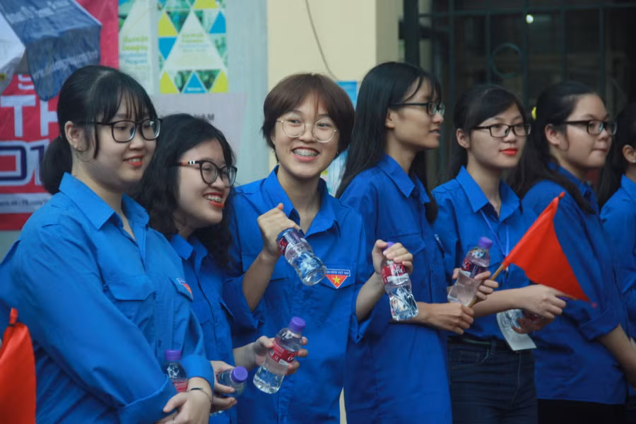 Ngoài cổng trường thi luôn là đội ngũ thanh niên tình nguyện đón thí sinh với nụ cười tươi tắn; sẵn sàng hỗ trợ thí sinh trong kỳ thi này.