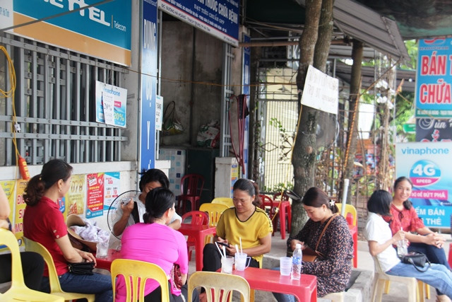 Bố mẹ ngồi chờ con thi. Bố mẹ ngồi chờ con thi.