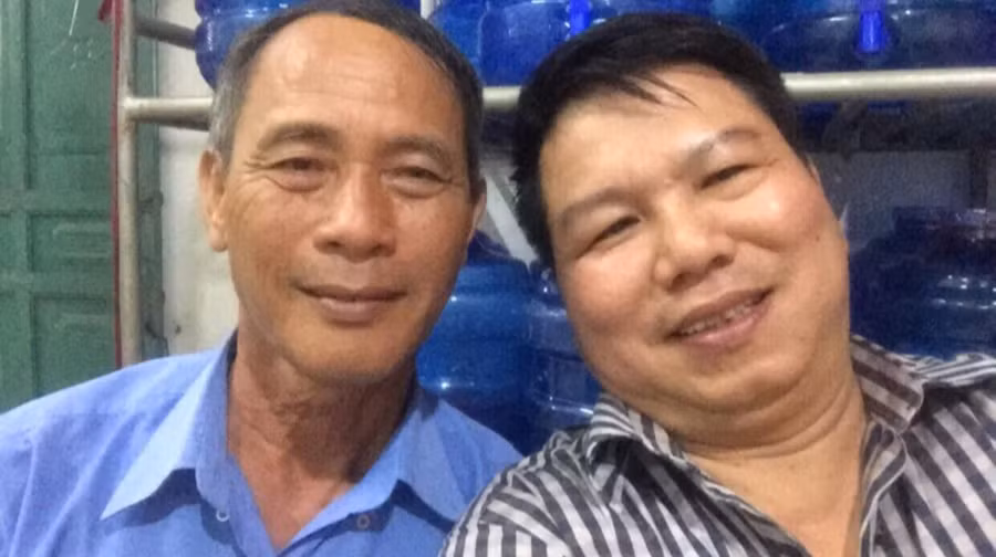 Bác Việt (trái ảnh) - người âm thầm tiếp sức sĩ tại Trường THPT Giao Thủy chục năm qua.