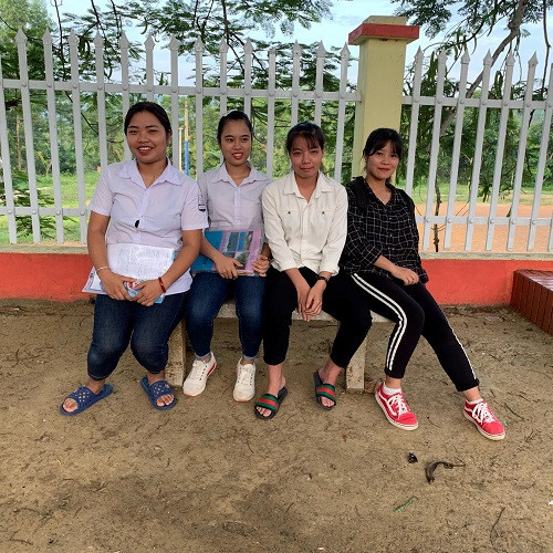 Nhóm nữ sinh đến trường sớm để bớt hồi hộp, lo lắng... Nhóm nữ sinh đến trường sớm để bớt hồi hộp, lo lắng...