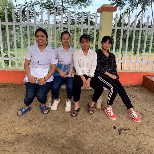 Nhóm nữ sinh đến trường sớm để bớt hồi hộp, lo lắng...