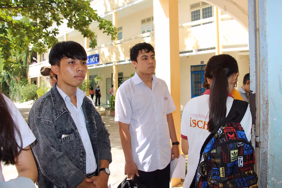 Nhiều thí sinh nam có mặt rất sớm tạiđiểm thi trường Nguyễn Văn Trỗi (TP Nha Trang). Ảnh: Mạnh Tuấn.