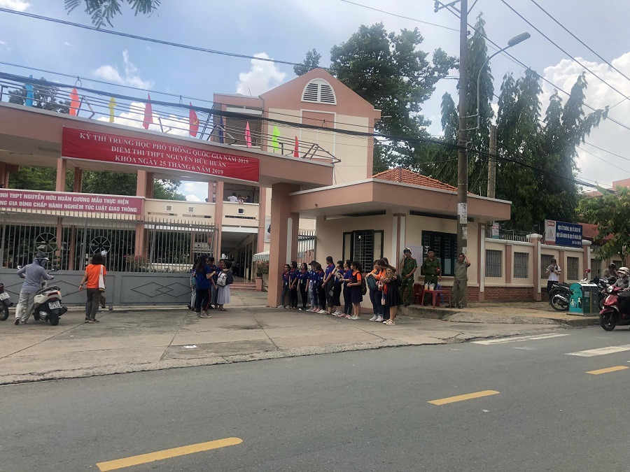 Giao thông trước cổng trường thi thông thoáng, thời tiết dễ chịu cho các em bước vào môn thi chiều nay Giao thông trước cổng trường thi thông thoáng, thời tiết dễ chịu cho các em bước vào môn thi chiều nay