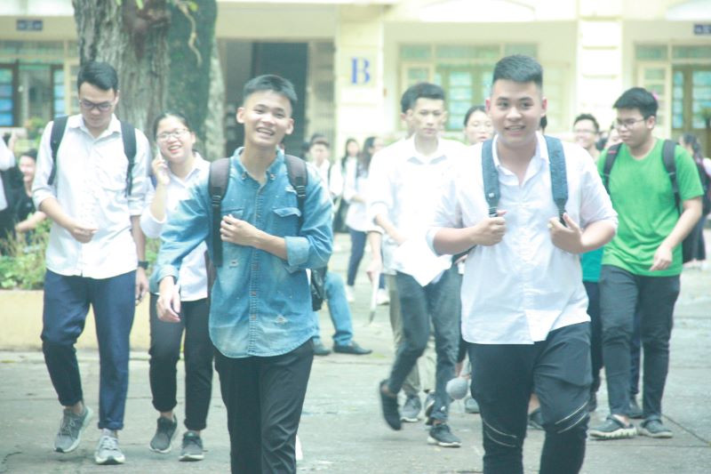 Quan sát của phóng viên, tâm trạng của thí sinh rất thoải mái, các em mang theo nụ cười tươi rói khi đến trường thi