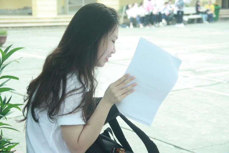 Thí sinh tranh thủ đọc lại bài trước giờ thi.