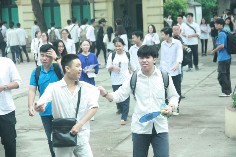 Trước 7 giờ sáng là thời gian các điểm thi nhộn nhịp nhất, bởi sau đó cán bộ coi thi sẽ gọi thí sinh vào phòng thi