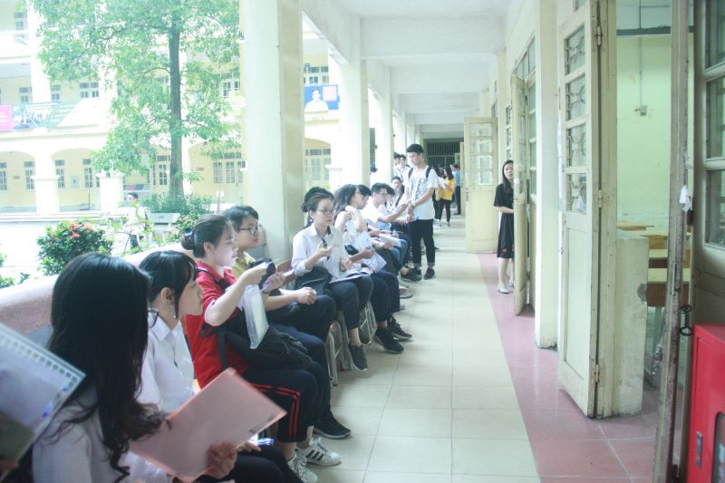 Thí sinh ngồi chờ được gọi vào phòng thi sáng nay
