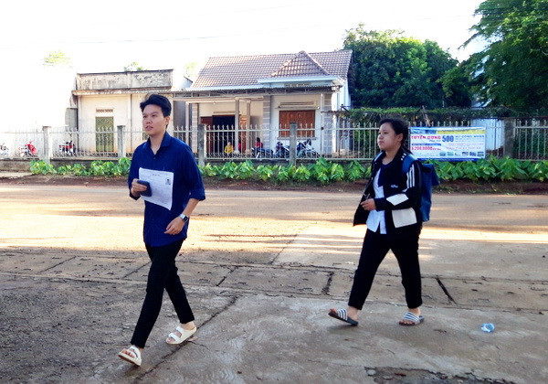 Thí sinh Đắk Lắk bước vào môn thi Ngoại Ngữ trong tiết trời nắng nóng. Ảnh: Trúc Hân. Thí sinh Đắk Lắk bước vào môn thi Ngoại Ngữ trong tiết trời nắng nóng. Ảnh: Trúc Hân.