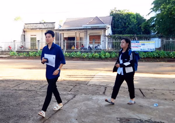 Thí sinh Đắk Lắk bước vào môn thi Ngoại Ngữ trong tiết trời nắng nóng. Ảnh: Trúc Hân.