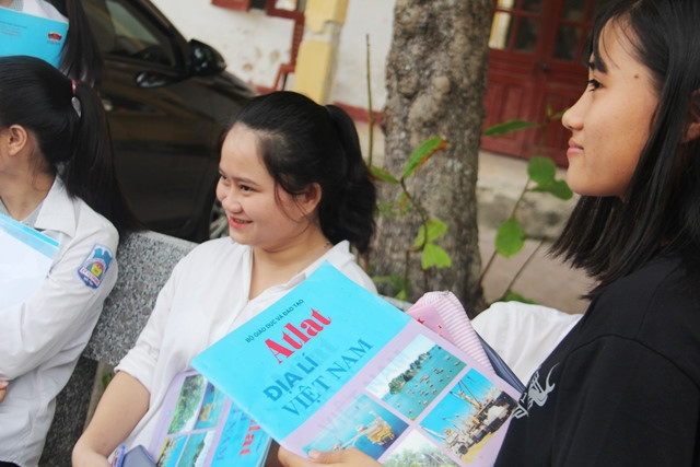 Cuốn Alat "bước" vào phòng thi cho tổ hợp bộ môn khoa học xã hội. Cuốn Alat "bước" vào phòng thi cho tổ hợp bộ môn khoa học xã hội.