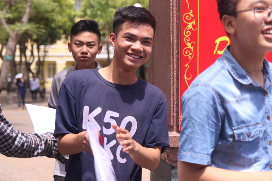 Thí sinh tươi cười rời khỏi phòng thi Thí sinh tươi cười rời khỏi phòng thi