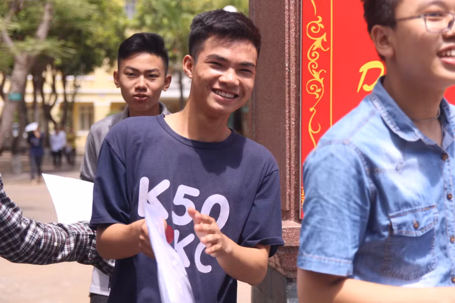 Thí sinh tươi cười rời khỏi phòng thi Thí sinh tươi cười rời khỏi phòng thi