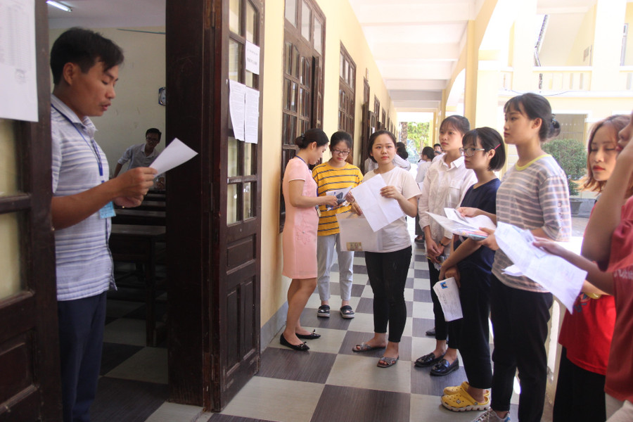 Giám thị đọc số báo danh gọi thí sinh vào phòng thi Giám thị đọc số báo danh gọi thí sinh vào phòng thi