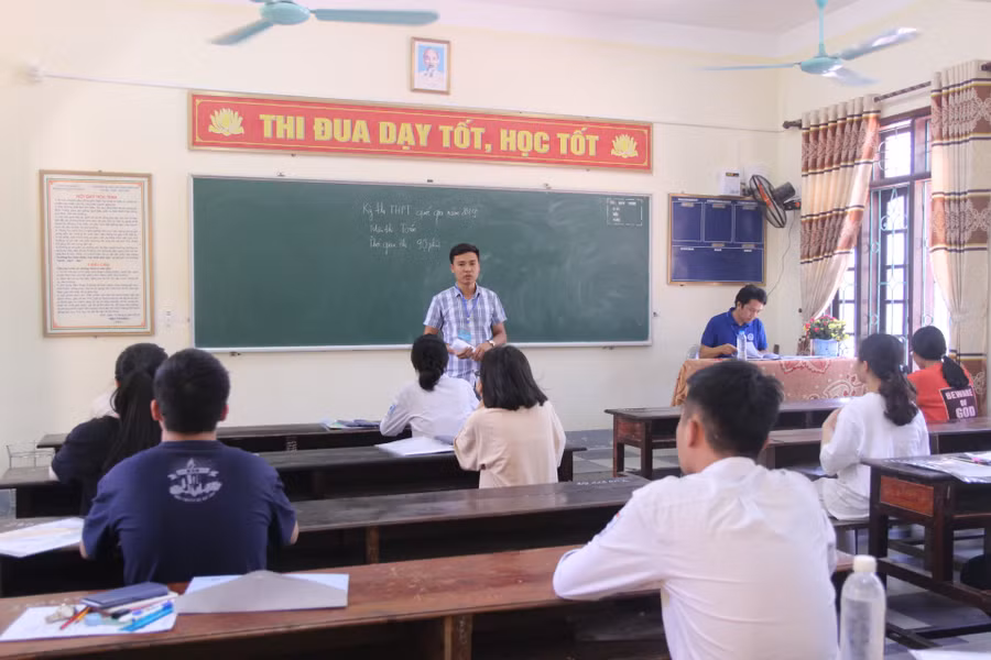 Giám thị nhắc nhở một lần nữa các thí sinh kiểm tra tư trang, không được mang tài liệu vào phòng thi