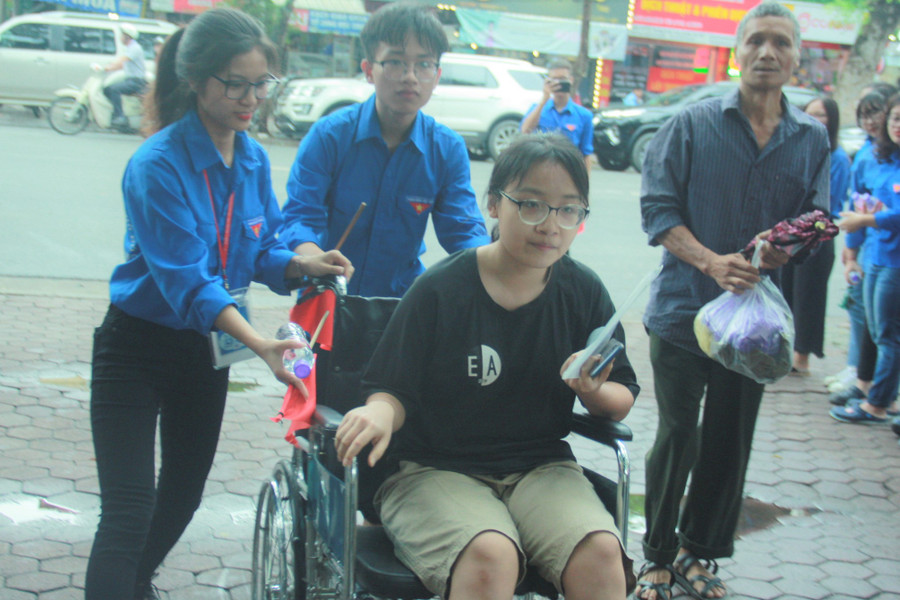 Thí sinh được sinh viên tình nguyện hỗ trợ vào điểm thi