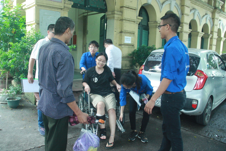 Thí sinh đi cùng bố và rất cảm kích trước sự nhiệt tình của các thanh niên tình nguyện