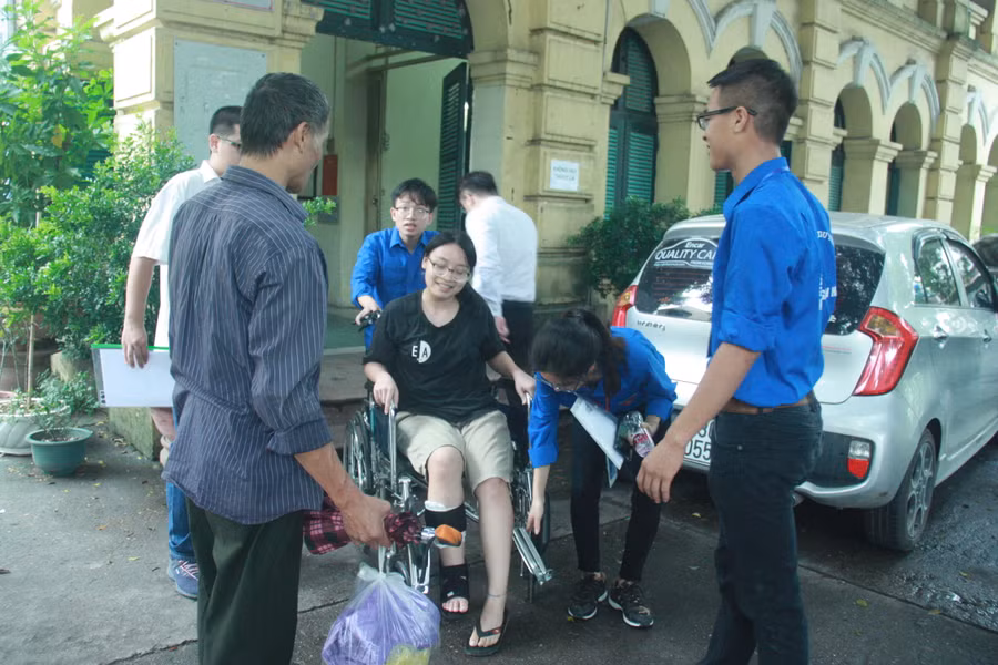 Thí sinh đi cùng bố và rất cảm kích trước sự nhiệt tình của các thanh niên tình nguyện Thí sinh đi cùng bố và rất cảm kích trước sự nhiệt tình của các thanh niên tình nguyện