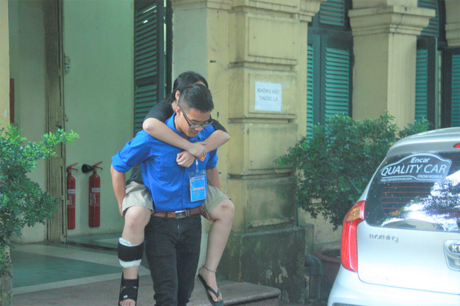Sinh viên tình nguyện cõng thí sinh bị tai nạn sau khi kết thúc làm thủ tục dự thi