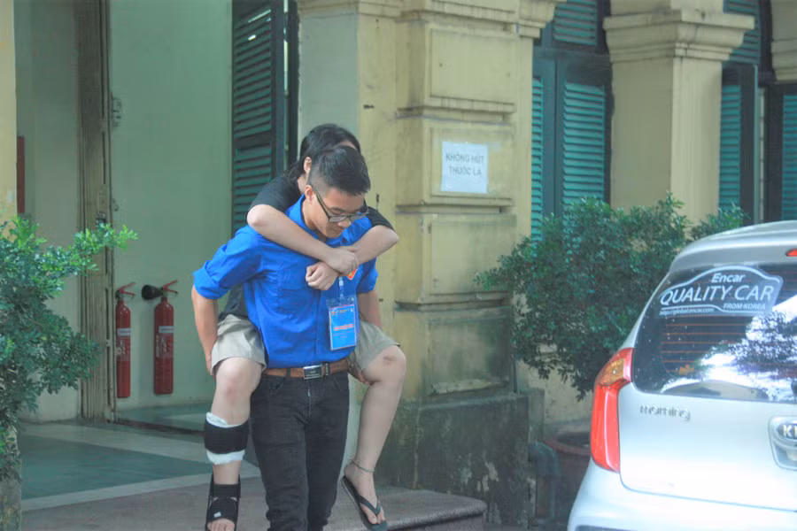Sinh viên tình nguyện cõng thí sinh bị tai nạn sau khi kết thúc làm thủ tục dự thi Sinh viên tình nguyện cõng thí sinh bị tai nạn sau khi kết thúc làm thủ tục dự thi