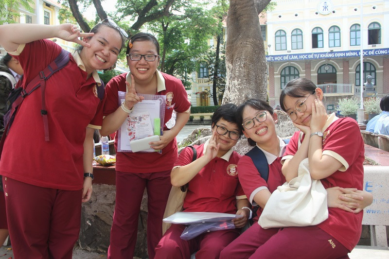 Nhóm bạn đến từ Trường Quốc tế Á châu tươi tắn trước khi bước vào phòng thi Nhóm bạn đến từ Trường Quốc tế Á châu tươi tắn trước khi bước vào phòng thi