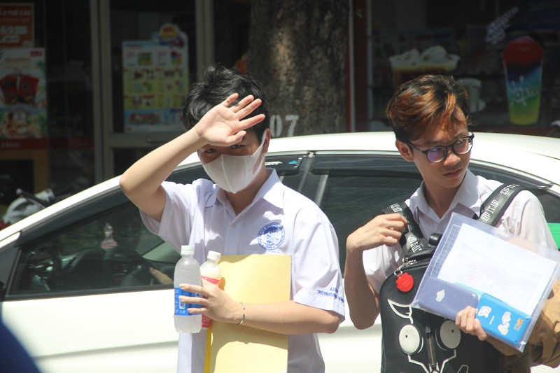 Trước giờ thi môn Toán thời tiết khá nắng Trước giờ thi môn Toán thời tiết khá nắng