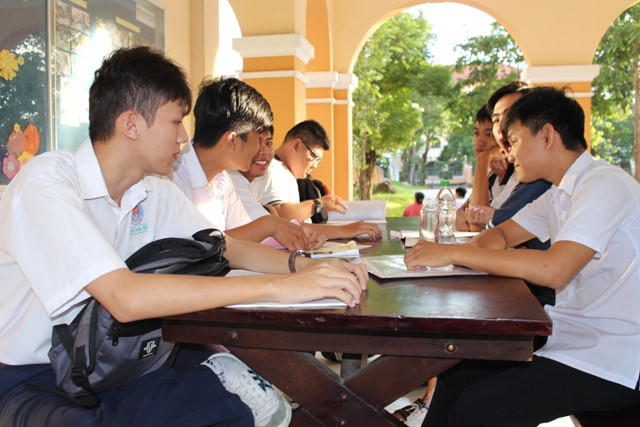 Thí sinh tranh thủ ôn thi trước khi vào phòng thi. Ảnh Định Tường. Thí sinh tranh thủ ôn thi trước khi vào phòng thi. Ảnh Định Tường.