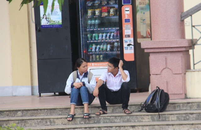 Hai học sinh có mặt sớm nhất tại điểm thi Trường Chuyên Hà Tĩnh Hai học sinh có mặt sớm nhất tại điểm thi Trường Chuyên Hà Tĩnh