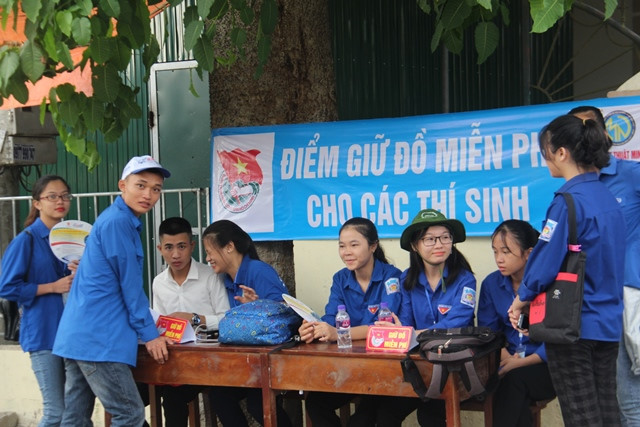 Tình nguyện viên đã có mặt tại điểm thi Tình nguyện viên đã có mặt tại điểm thi