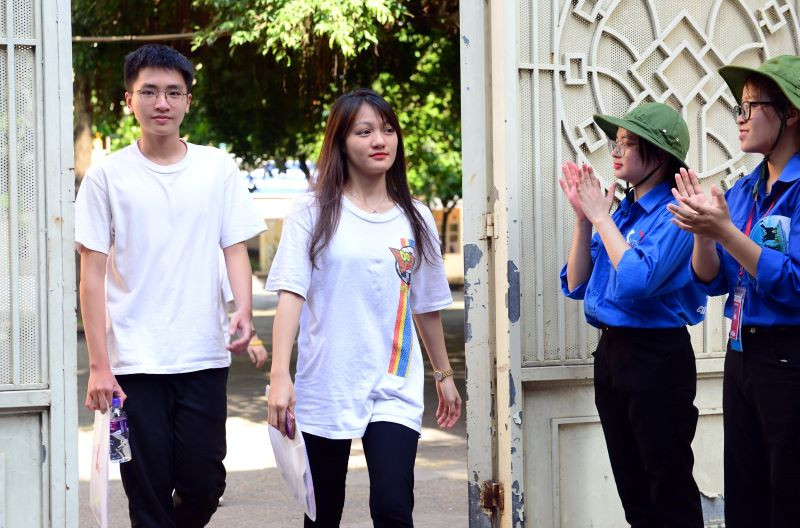 Thí sinh kết thúc bài thi Tiếng Anh tại điểm thi THPT Phạm Hồng Thái (Hà Nội). Thí sinh kết thúc bài thi Tiếng Anh tại điểm thi THPT Phạm Hồng Thái (Hà Nội).