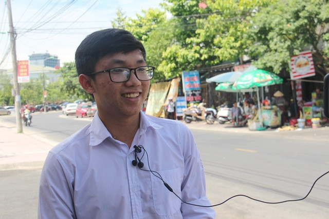 Nhiều em hồ hởi khi Sinh, Lý dễ ăn điểm hơn Hóa. Nhiều em hồ hởi khi Sinh, Lý dễ ăn điểm hơn Hóa.