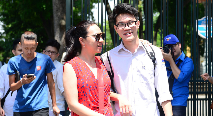 Cùng mẹ đến trường thi Cùng mẹ đến trường thi