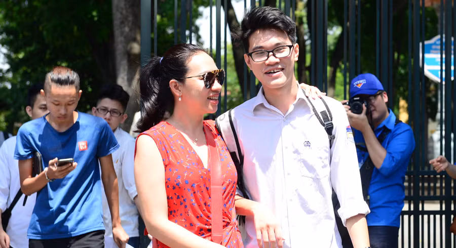 Cùng mẹ đến trường thi