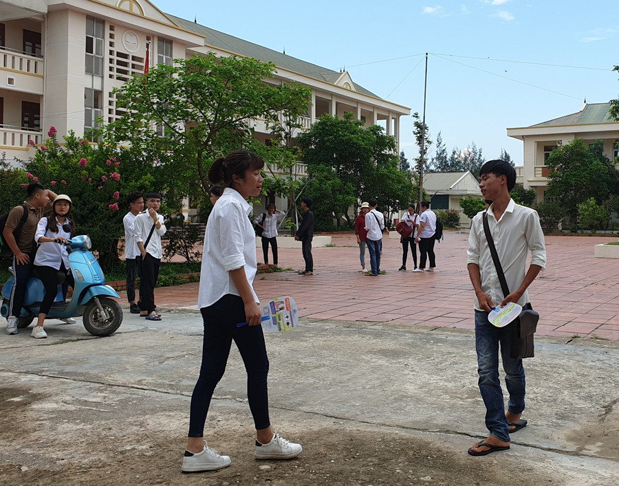 71/73 thí sinh huyện đảo Cô Tô bước vào ngày thi cuối trong Kỳ thi THPT quốc gia 2019. 71/73 thí sinh huyện đảo Cô Tô bước vào ngày thi cuối trong Kỳ thi THPT quốc gia 2019.