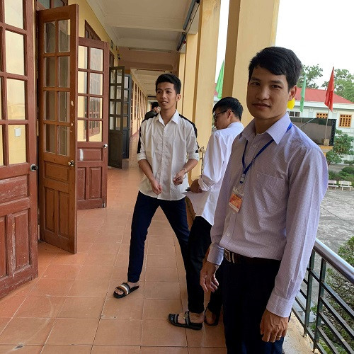 Thầy giám thị đến từ rất sớm Thầy giám thị đến từ rất sớm