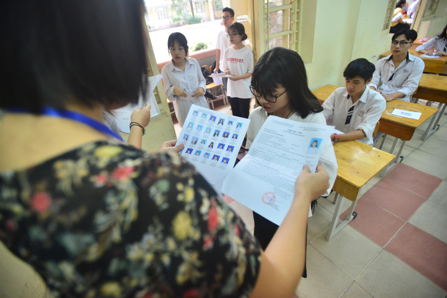 Thí sinh làm thủ tục vào phòng thi Thí sinh làm thủ tục vào phòng thi