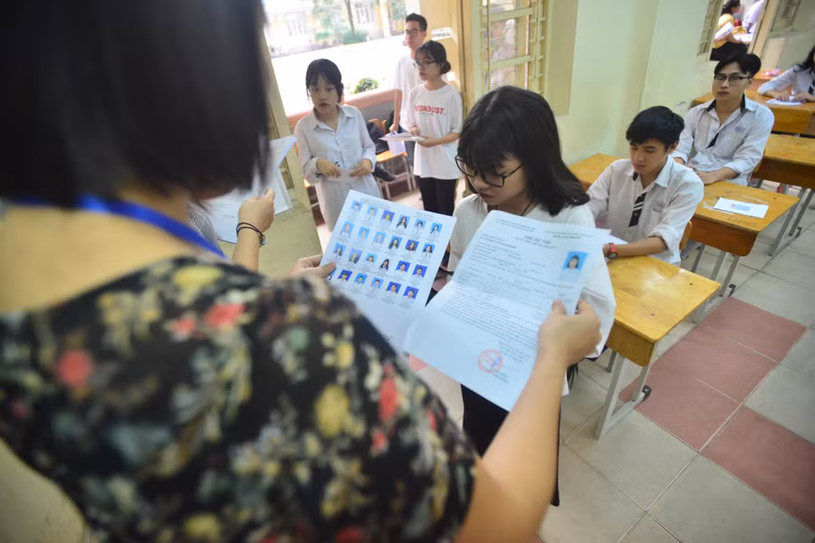 Thí sinh làm thủ tục vào phòng thi