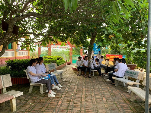 Thí sinh đến điểm thi sớm ôn bài Thí sinh đến điểm thi sớm ôn bài