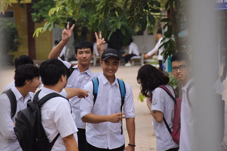 Các thí sinh cười tươi trước khi bước vào môn thi Toán.