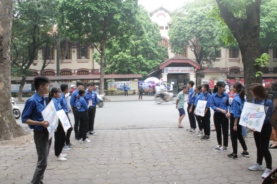 Sinh viên tình nguyện luôn sẵn sàng hỗ trợ cho thí sinh. Sinh viên tình nguyện luôn sẵn sàng hỗ trợ cho thí sinh.