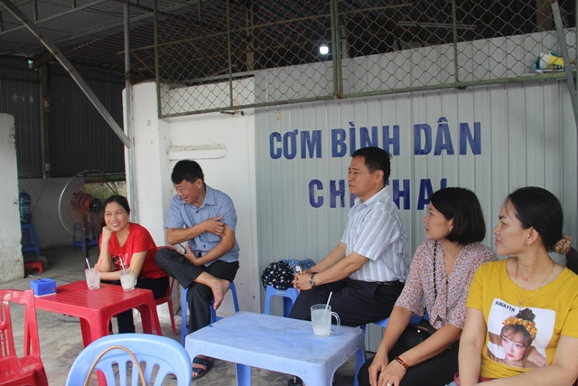 Nhiều phụ huynh nán lại chờ con thi xong. Nhiều phụ huynh nán lại chờ con thi xong.