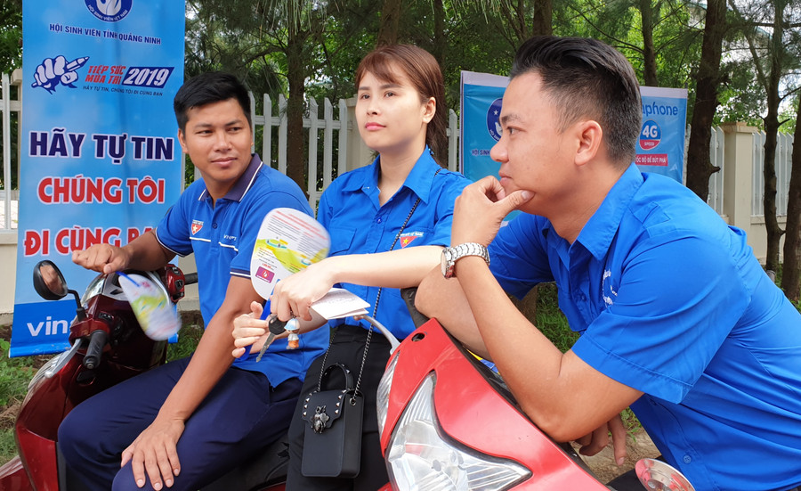 Các đoàn viên thanh niên thuộc huyện Đoàn Cô Tô sẵn sàng hỗ trợ thí sinh đến điểm thi ạn toàn. Các đoàn viên thanh niên thuộc huyện Đoàn Cô Tô sẵn sàng hỗ trợ thí sinh đến điểm thi ạn toàn.