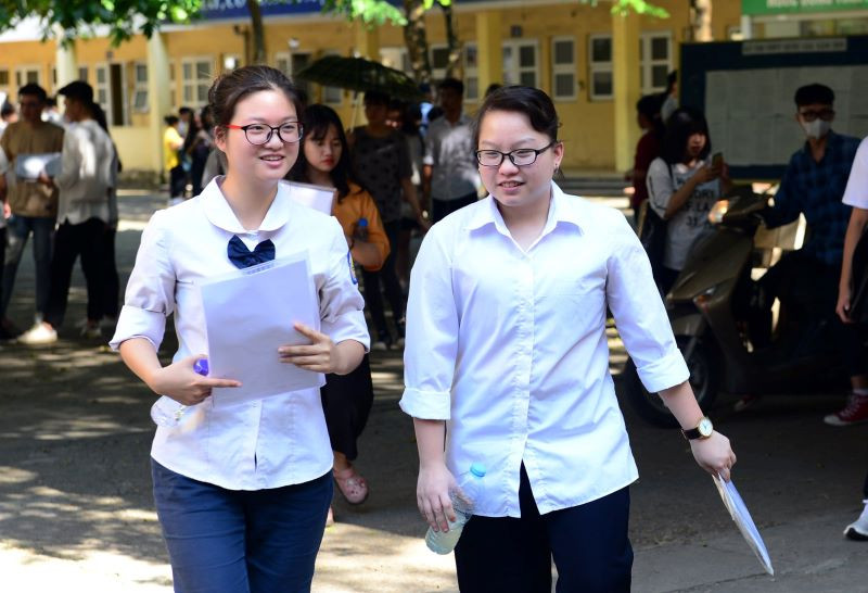 Thí sinh kết thúc môn thi tiếng Anh tại điểm thi THPT Phạm Hồng Thái.