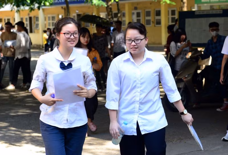 Thí sinh kết thúc môn thi tiếng Anh tại điểm thi THPT Phạm Hồng Thái.