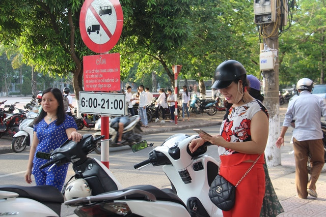 Dù trời nắng nóng nhưng hầu hết phụ huynh đều trực ở ngoài cổng trường chờ con thi xong. Dù trời nắng nóng nhưng hầu hết phụ huynh đều trực ở ngoài cổng trường chờ con thi xong.