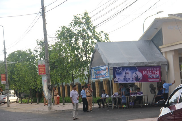 Lực lượng công an, tình nguyện viên cũng đã có mặt sớm Lực lượng công an, tình nguyện viên cũng đã có mặt sớm