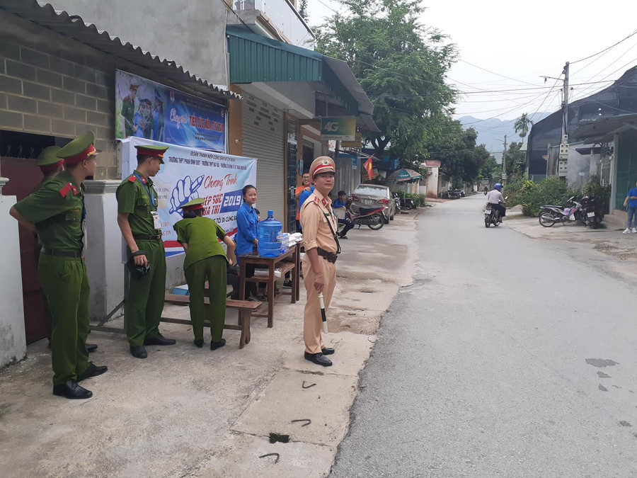 Lực lượng cảnh sách giao thông, an ninh và thanh niên tình nguyện có mặt từ rất sớm Lực lượng cảnh sách giao thông, an ninh và thanh niên tình nguyện có mặt từ rất sớm