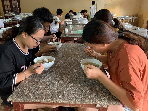 Các HS thi tổ hợp môn KHXH ăn sáng tại nhà ăn Các HS thi tổ hợp môn KHXH ăn sáng tại nhà ăn